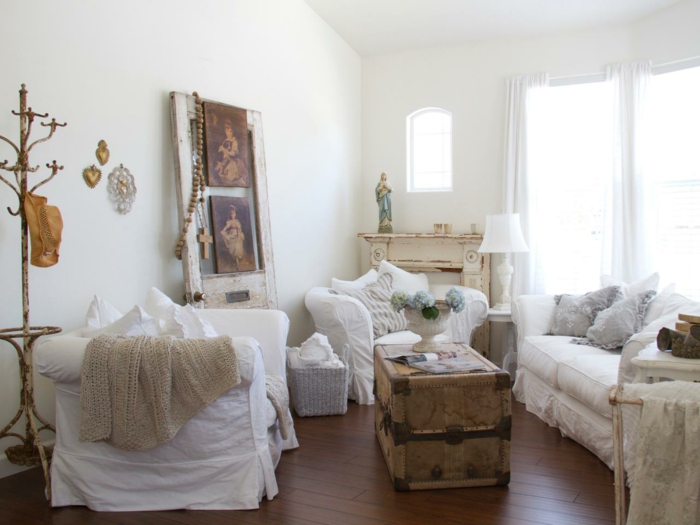shabby chic wohnzimmer ideen weiße möbelbezüge couchtisch alte truhe