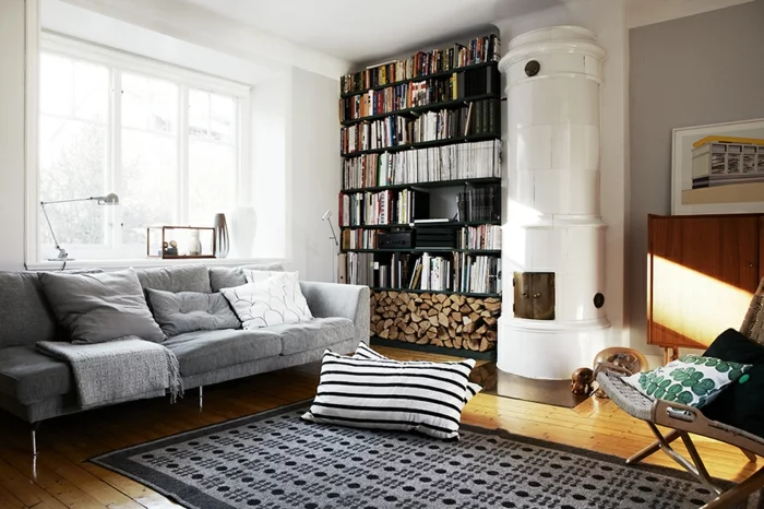 sofa skandinavisches design hellgrau wohnzimmerteppich bodenkissen
