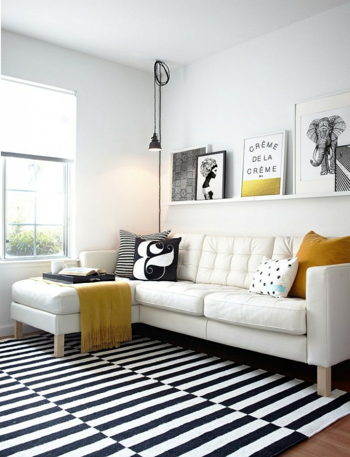 sofa skandinavisches design weiß dekokkissen streifenteppich