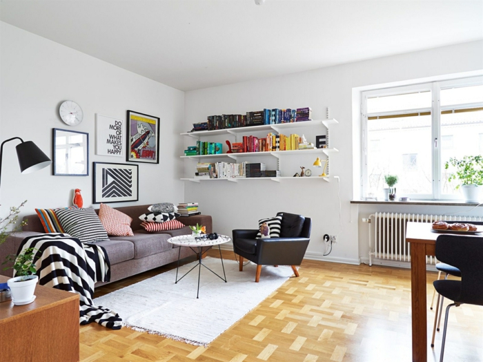 sofa skandinavisches design weißer teppich helle wände