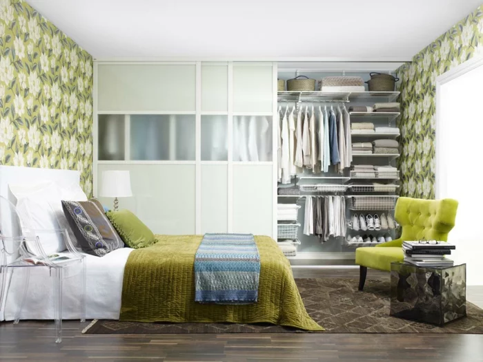 tapeten ideen schlafzimmer frische wandgestaltung grüne elemente cooler beistelltisch
