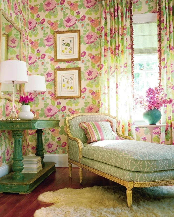 Wohnzimmer Tapeten Ideen mit Blumen und Gardinen mit dem selben Muster