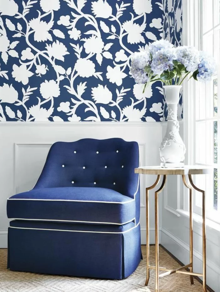 Wohnzimmer Tapeten Ideen - Blumenmuster in Blau und Weiß 