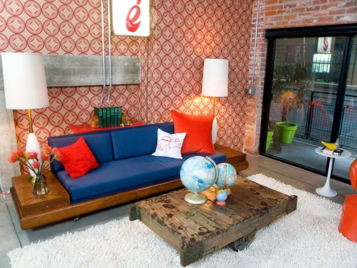 tapeten ideen wohnzimmer orange elemente weißer teppich rustikaler couchtisch
