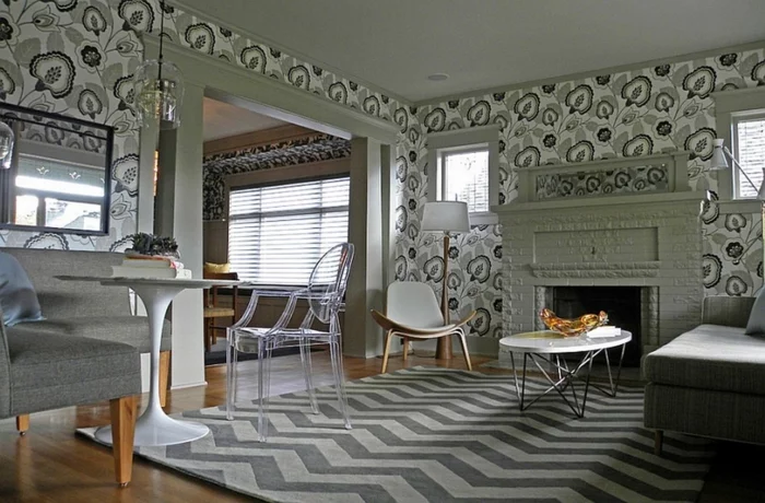Wohnzimmer Tapeten Ideen - stilvolles florales Muster für die Tapete und Zig Zag Teppich