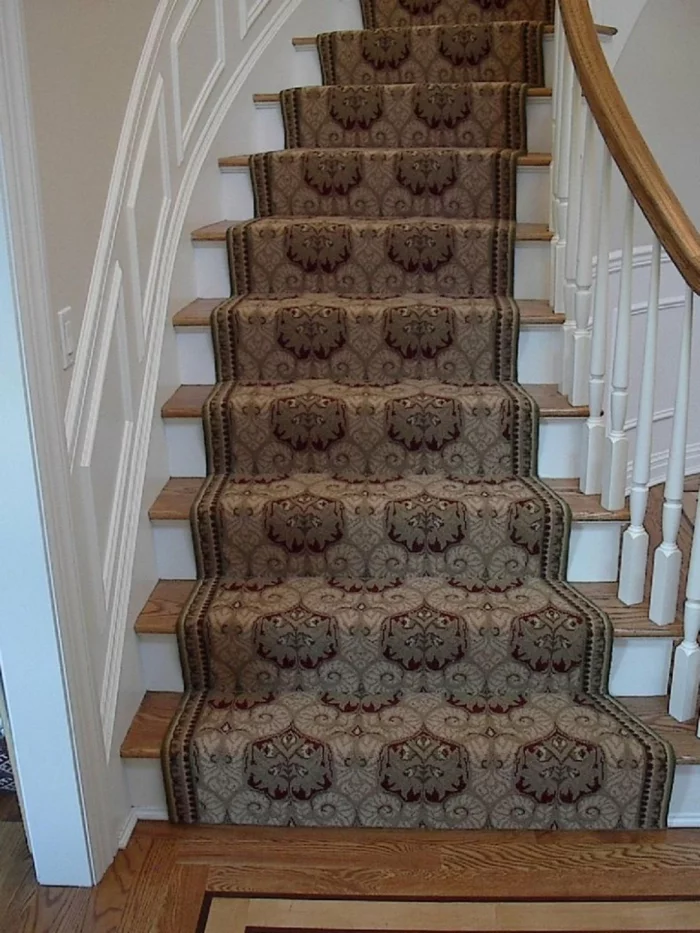 teppich für treppen elegantes muster weiße wandfarbe