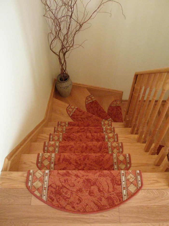 teppich für treppen hölzerne treppen rotes muster