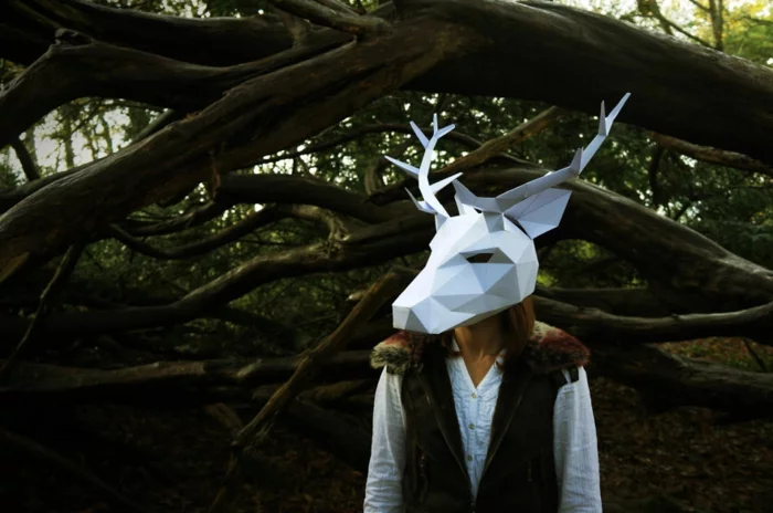 Hirschmaske zu Halloween tragen Tiermasken basteln von Steve Wintercroft