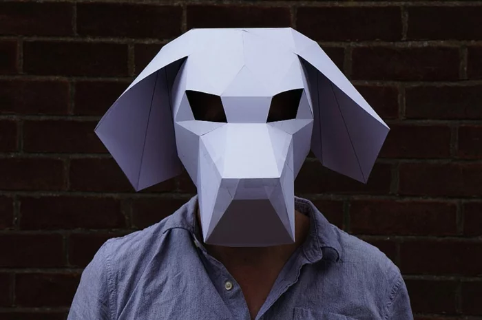 Hundmaske zu Halloween tragen schreckenerregender Hund aus papier 