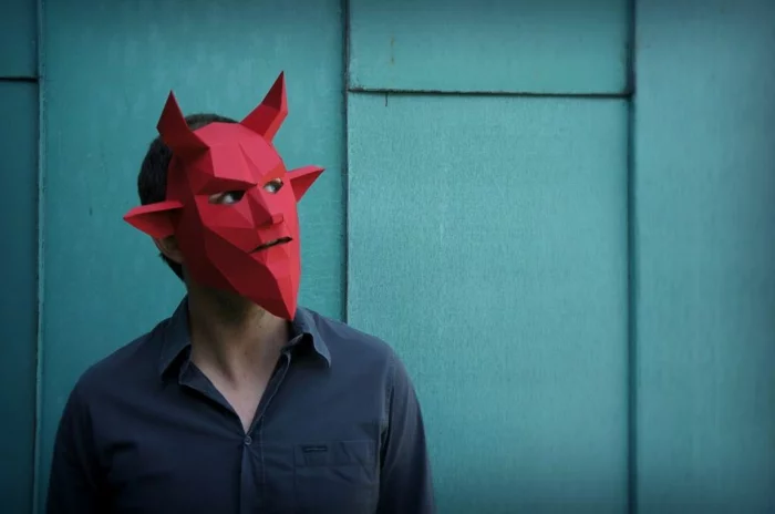 Tiermasken basteln Teufel aus rotem Papier Halloween Maske von Steve Wintercroft