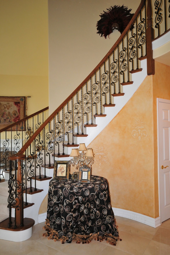 Schicke Treppengeländer verschönern das moderne Treppenhaus