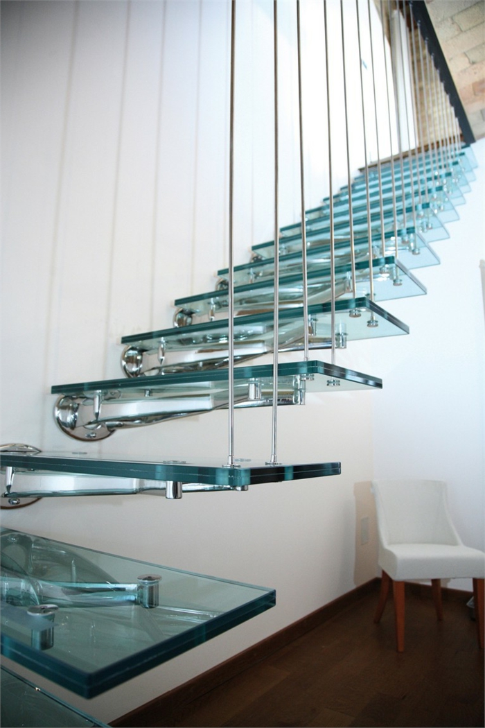 treppengeländer ausgefallenes design metallstangen gläserne treppenstufen
