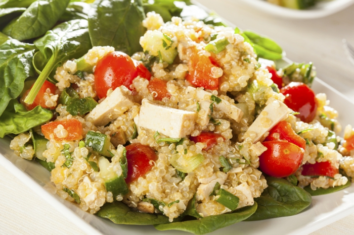 veganes essen salat quinoa tofu