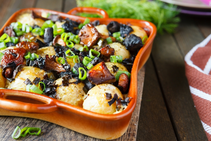 veganes essen rezepte überbackene kartoffel pilze frühlingszwiebeln