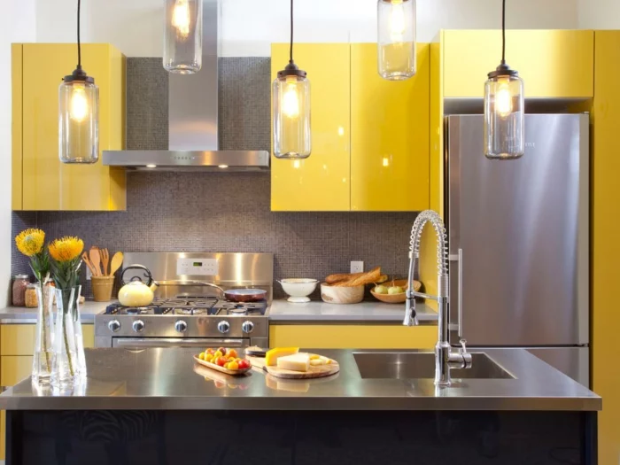 wandgestaltnng küche gelbe küchenschränke mosaikfliesen küchenrückwand pendelleuchten