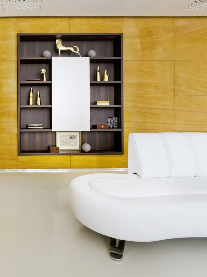 wandgestaltung ideen wohnzimmer weißes sofa gelbe paneele
