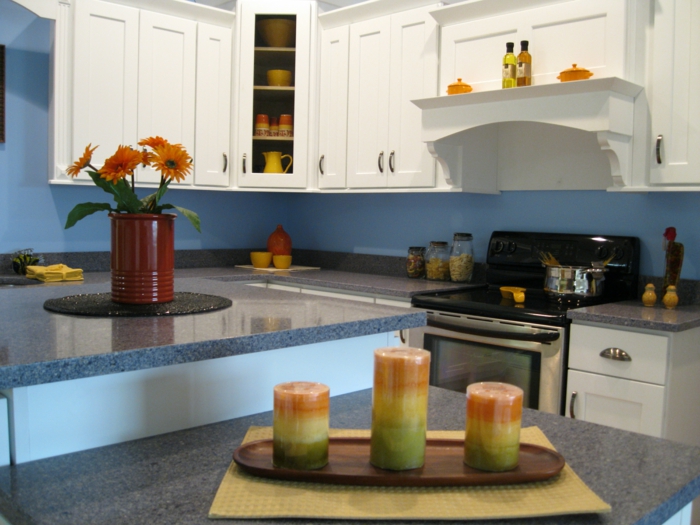 wandgestaltung küche blaue wandfarbe tischdeko kerzen blumen