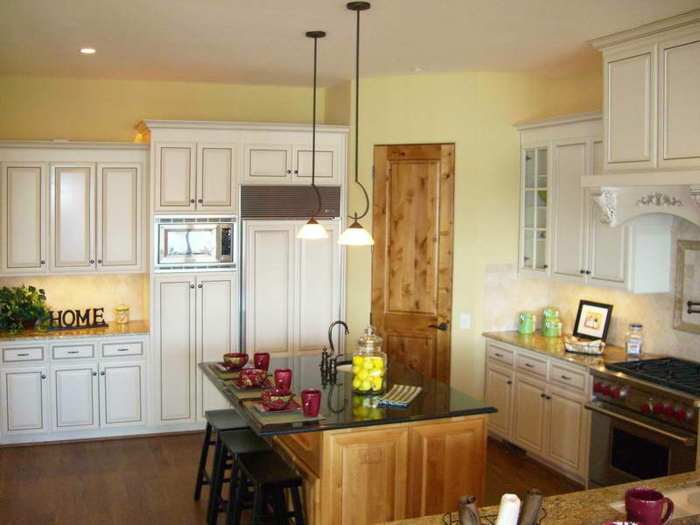 wandgestaltung küche gelbe wandfarbe weiße küchenschränke kücheninsel