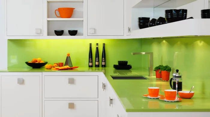 wandgestaltung küche grün weiße küchenschränke offene regale