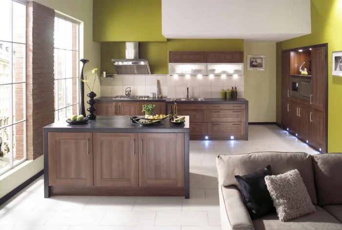 wandgestaltung küche grüne akzente kücheninsel bodenfliesen dekoideen