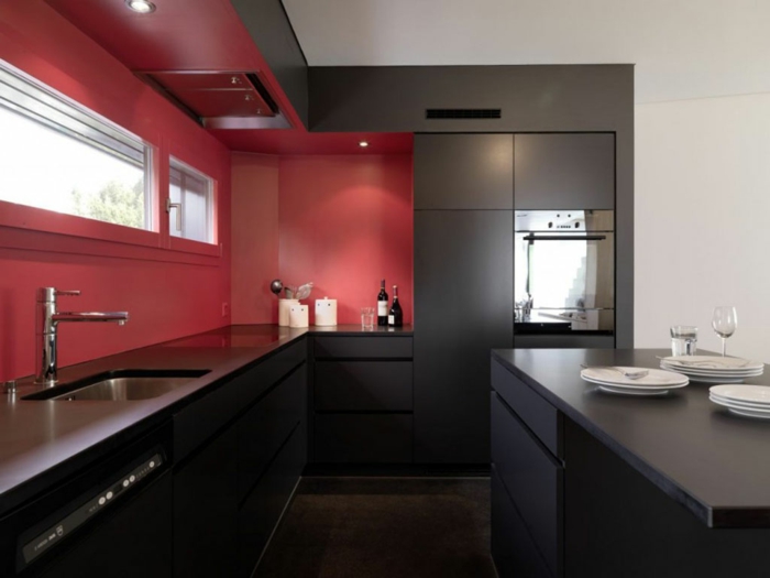 wandgestaltung küche rote wandfarbe schwarze küchenschränke