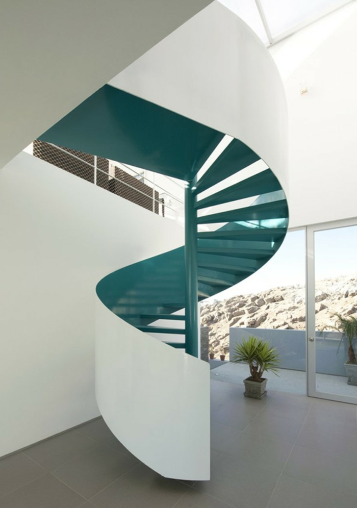 wendeltreppe design weißes treppengeländer innenarchitektur pflanzen
