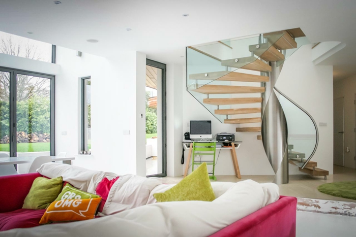 wendeltreppe design wohnzimmer farbige akzente