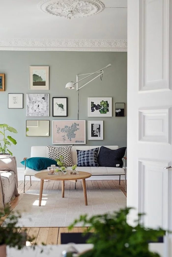 wohnidee wohnzimmer hellgrüne wandfarbe skandinavischer stil coole wandlampe