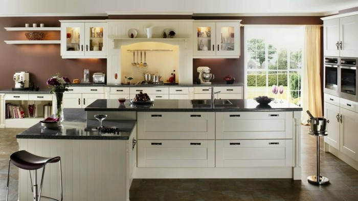 wohnideen küche braune wandfarbe mit weißen möbelstücken kombinieren