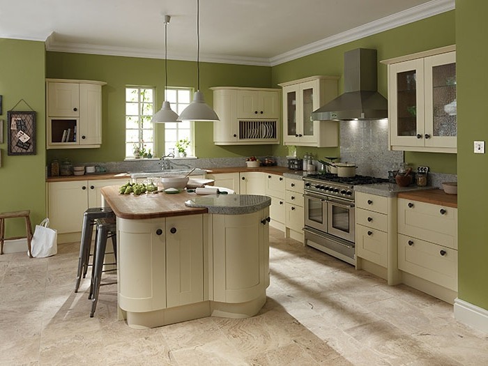 wohnideen küche grüne wandfarbe mit hellen küchenmöbel kombinieren