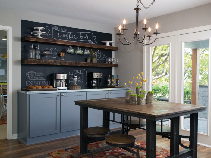 wohnideen küche schwarze tafelwand und blaue küchenschränke