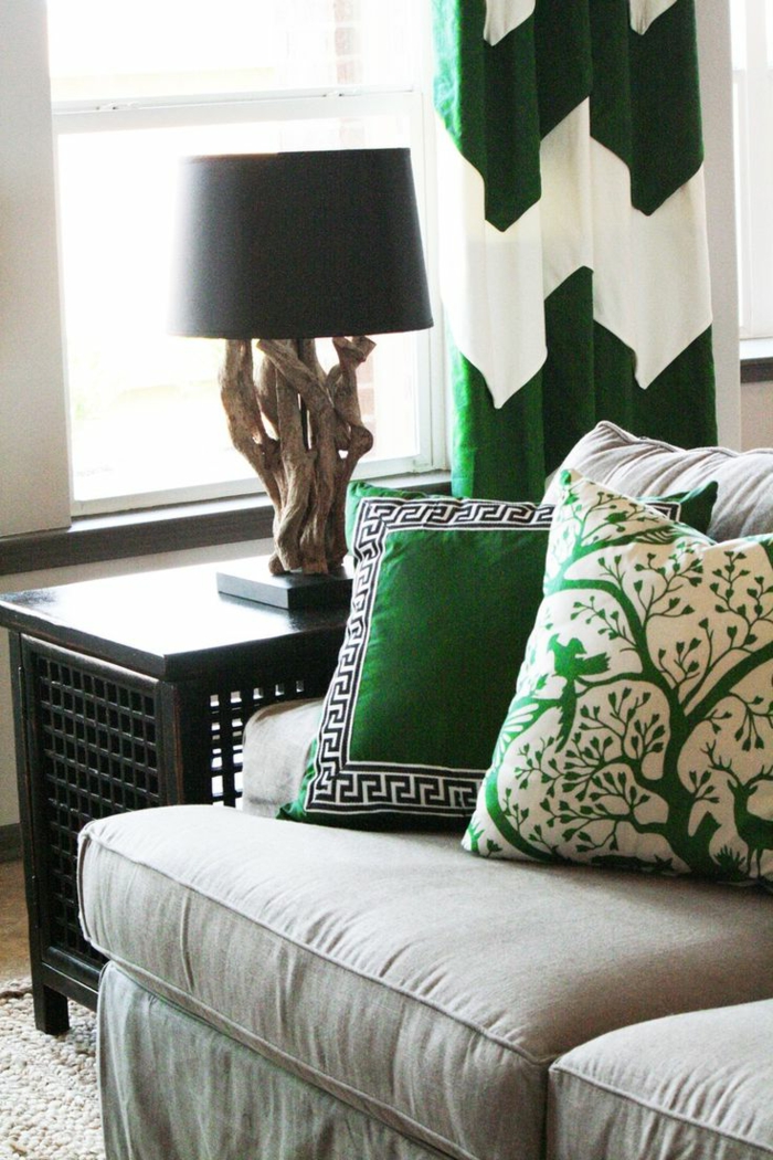 wohnzimmer einrichten ideen grüne akzente dekokissen gardinenmuster
