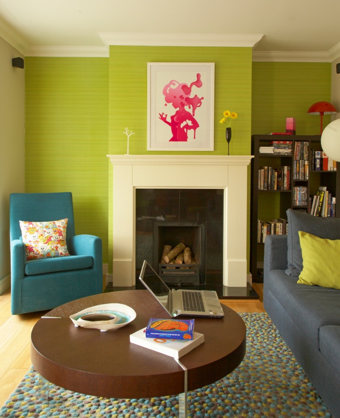 wohnzimmer einrichten ideen grüne akzentwand runder couchtisch farbiger teppich