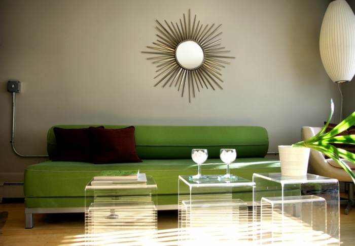 wohnzimmer einrichten ideen grünes sofa coole transparente beistelltische