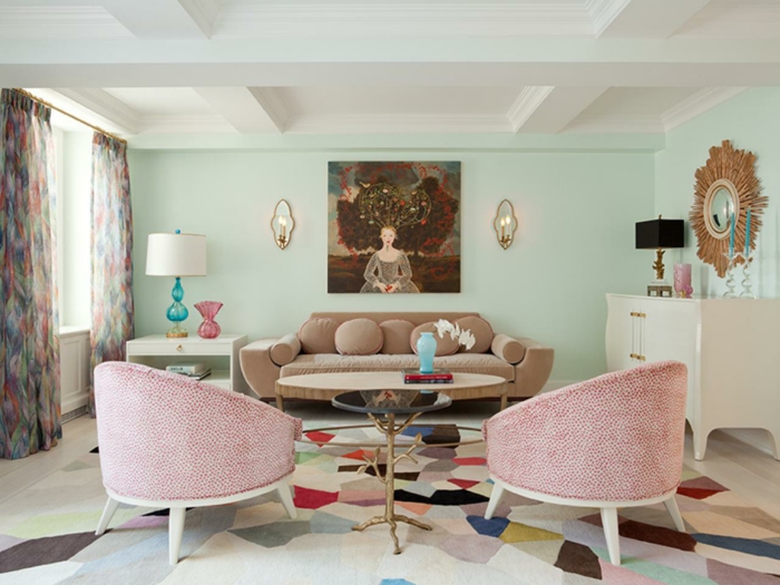 wohnzimmer einrichten ideen hellgrüne akzentwand farbiger teppich schöne gardinen