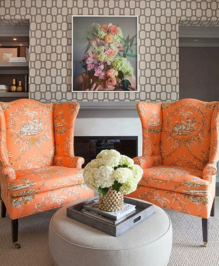 Wohnzimmer Tapeten Ideen - gemusterte Tapeten in schlichter Farbe und orange Sessel