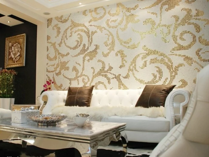 Wohnzimmer Tapeten Ideen mit goldenen Elementen