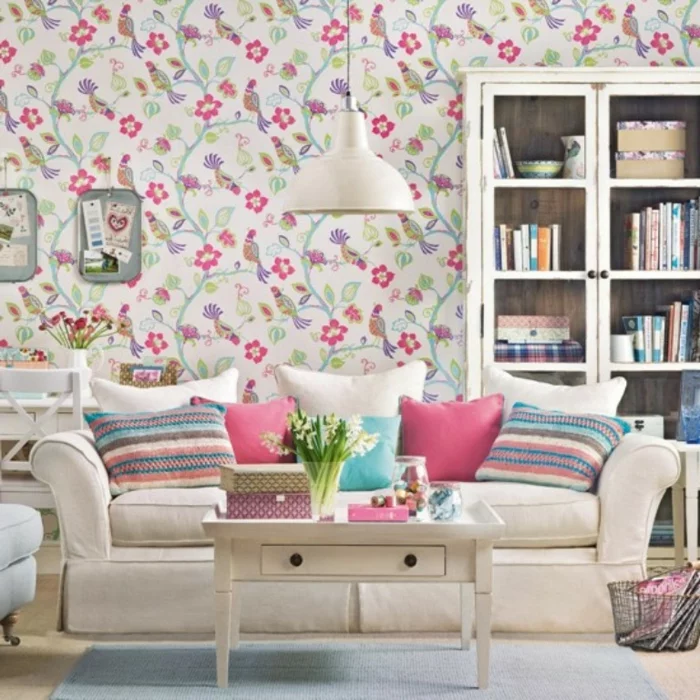 Wohnzimmer Tapeten Ideen - florale Tapete für das weiße Wohnzimmersofa