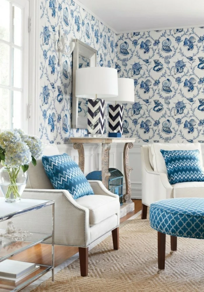 Wohnzimmer Tapeten Ideen mit floralem Muster in Blau und Weiß 