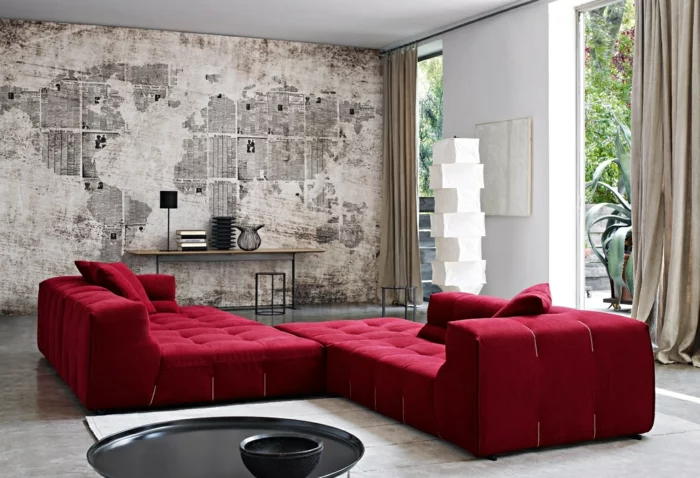 Wohnzimmer Tapeten Ideen - industrielles Wohnzimmer mit rotem Sofa und abstrakter Tapete