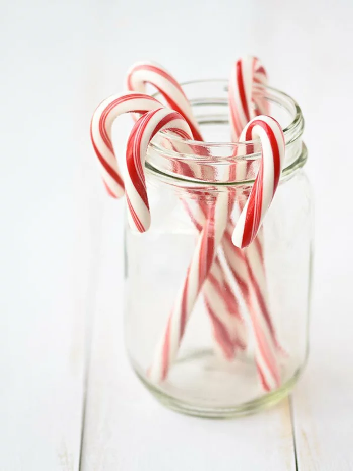 Bastelideen für Weihnachten persönliche Geschenke Süßigkeiten Zuckerstangen im Glas 