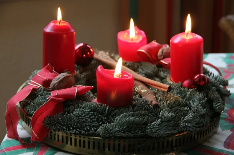 DIY Ideen Weihnachtsdeko Adventskranz mit roten Kerzen