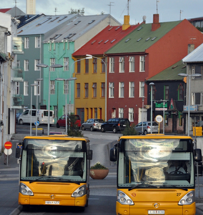 Hauptstadt Island Reykjavík sehenswürdigkeiten farbige häuser stadtverkehr
