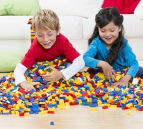 Lego Spiele- im Begriff einen vorbildlichen Schritt zu tun