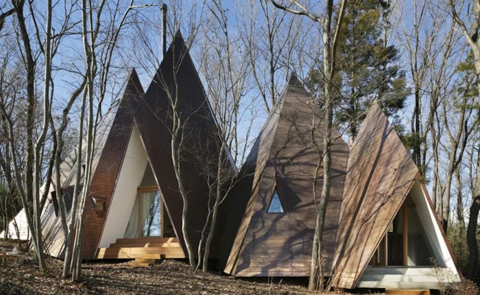 Tipi Zelt morgens wald frontale ansicht