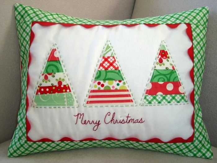 Weihnachtsgeschenke basteln DIY Projekte Sofa Kissen mit typischen Christmas Symbolen 