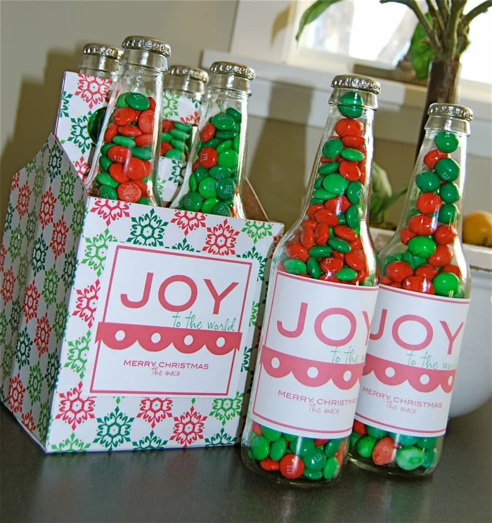 Weihnachtsgeschenke basteln DIY Projekte Weihnachten Flaschen mit bunten Bonbons füllen 