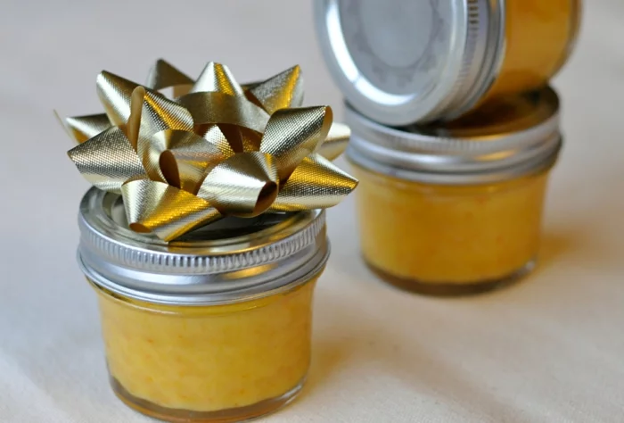 Weihnachtsgeschenke selber machen DIY Projekte kleine Gläser mit Honig verschenken 