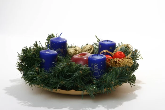 adventskranz bedeutung kerzen blau apfel dekoideen weihnachten