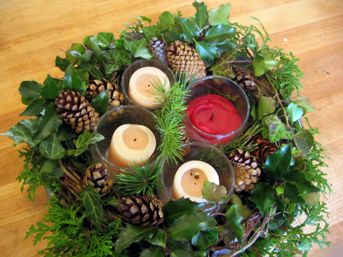 adventskranz dekorieren dekoideen weihnachten kerzen glas rote kerze weiße kerzen blätter